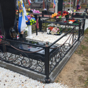 Кованая ограда на кладбище с флагштоком «Тихая гавань»