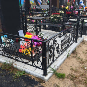 Кованая оградка на кладбище - Память