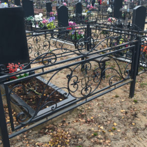 Кованая ограда на кладбище с монограммой